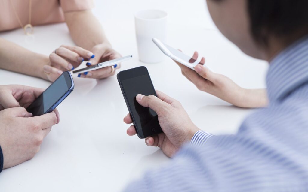 スマートフォンで調べものをする人たち