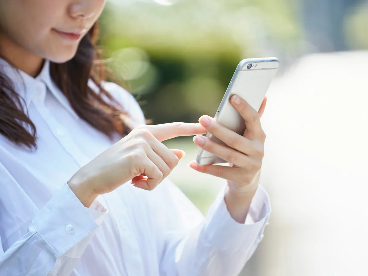 スマートフォンで検索する女性