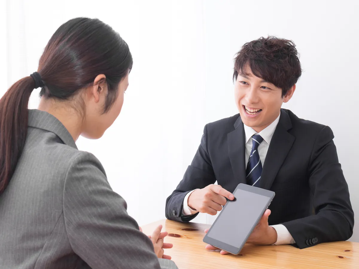 お客様に説明する担当者